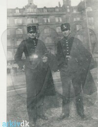 Til venstre Jens Hansen Jensen som soldat 1918-21. (anden person ukendt)