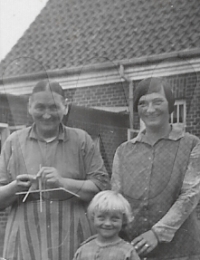Hanne Petra Frederiksen+Karen Nielsen+Inge ca. 1930